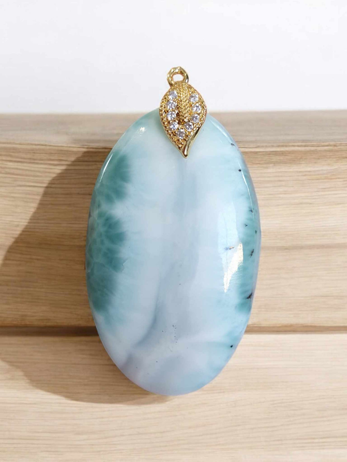 Pendentif en Larimar-Forme Ovale Sublimé par une Bélière en Plaqué Or avec Strass
