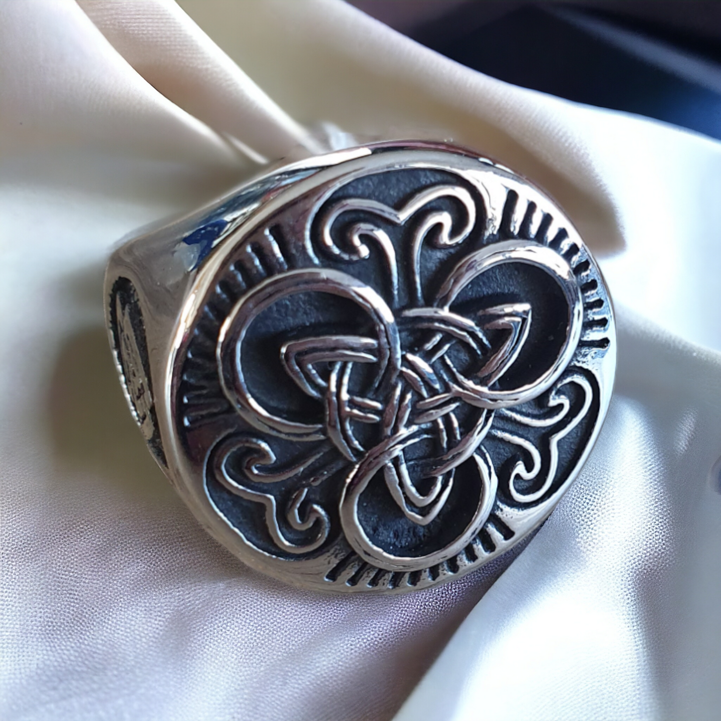 Bague Viking Nordique en Acier Inoxydable Sculptée à la Main avec Triquetra et Valknut