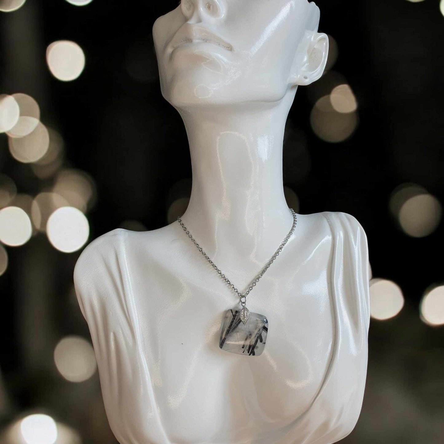 Pendentif en Quartz Tourmaliné : Éclat et Protection Élégant