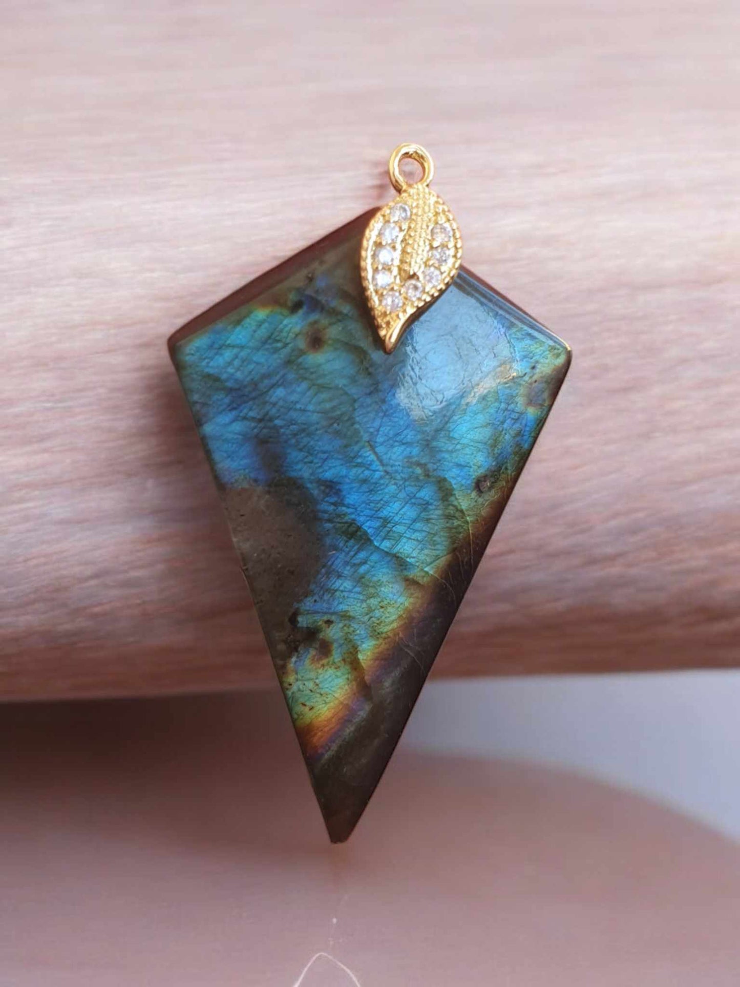 Pendentif en Labradorite aux Reflets Multiples
