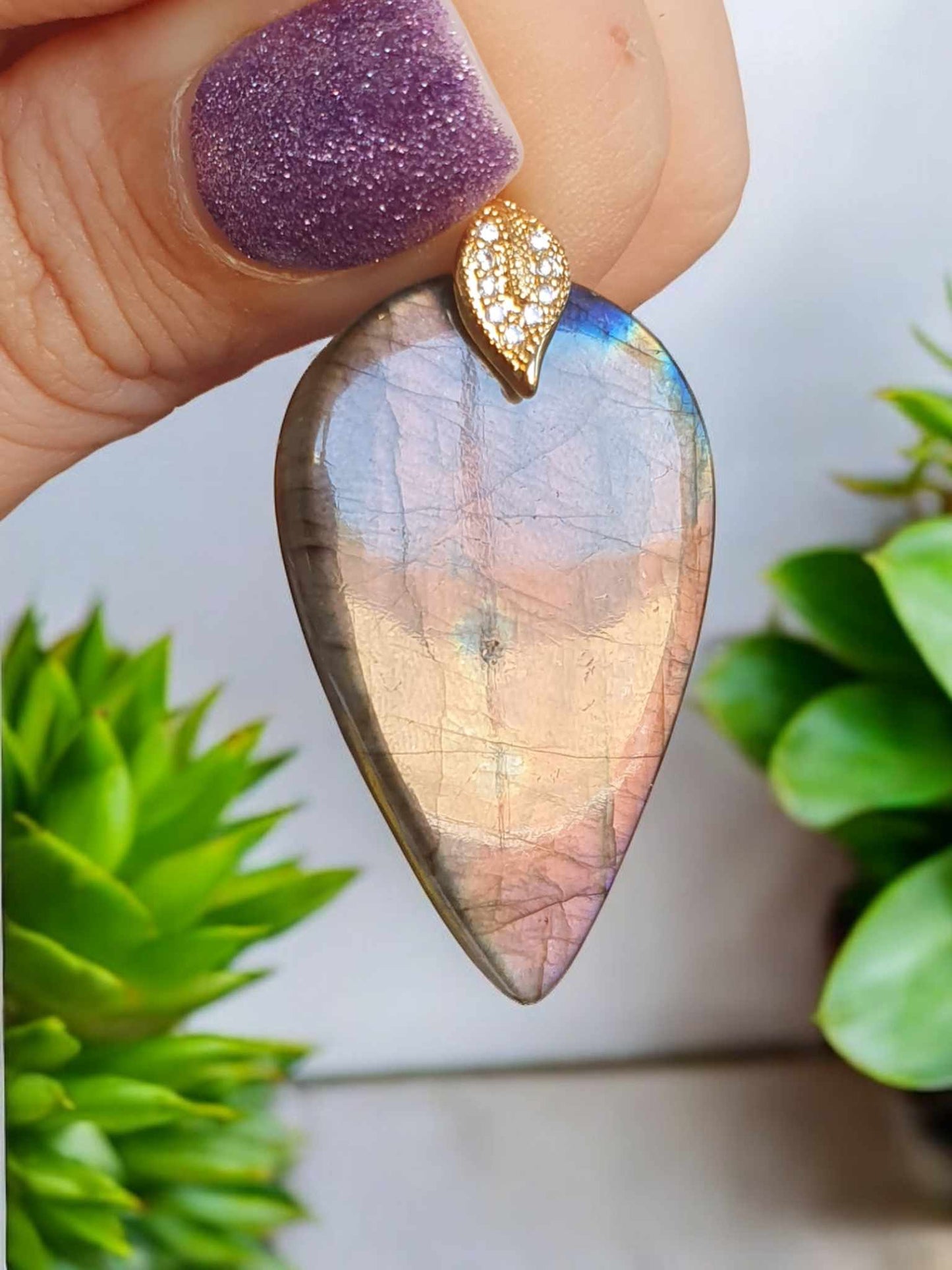 Pendentif en Labradorite aux Reflets Rosés – Élégance et Mystère