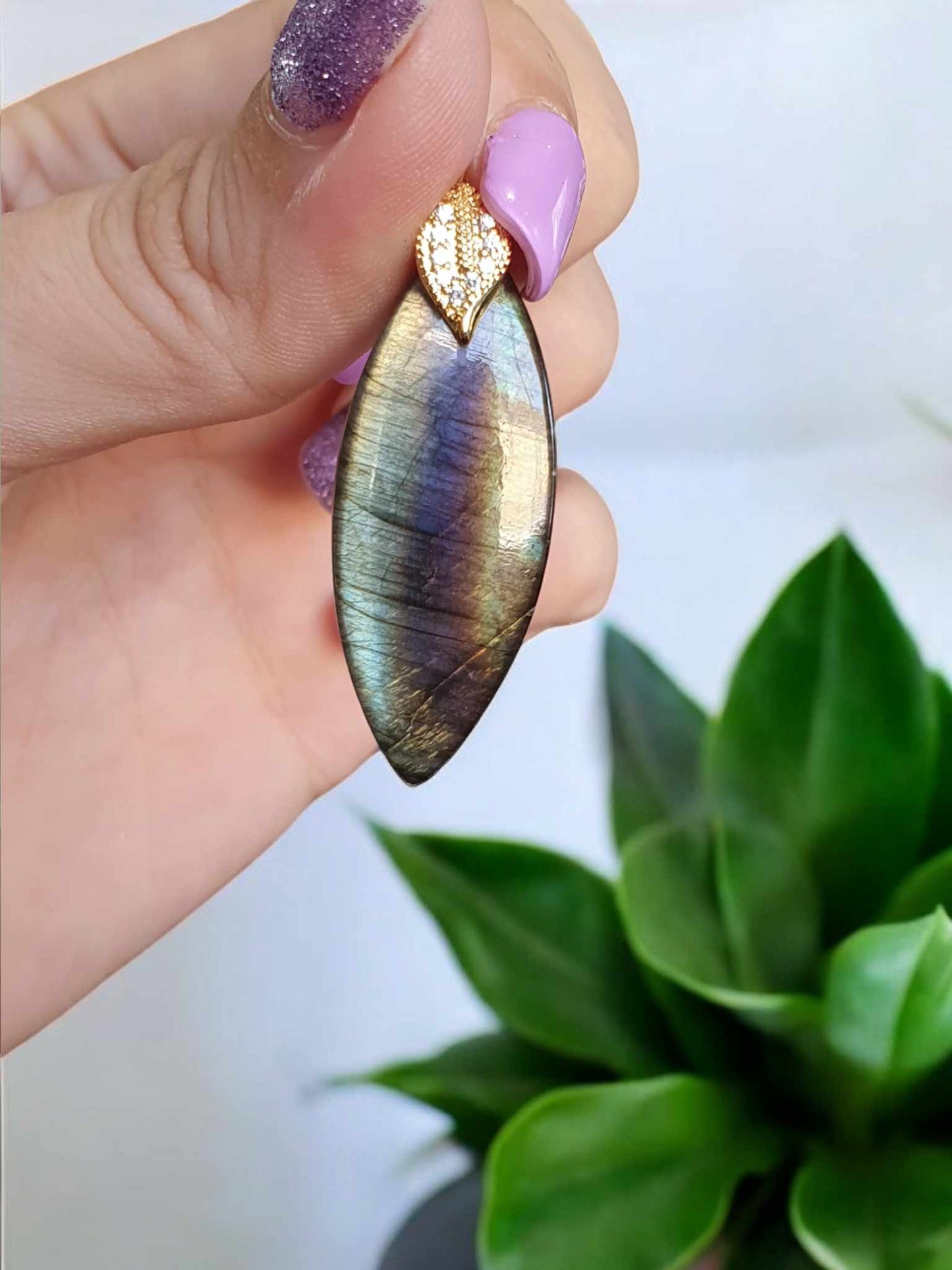 Pendentif en Labradorite – Reflets Changeants et Design Élégant