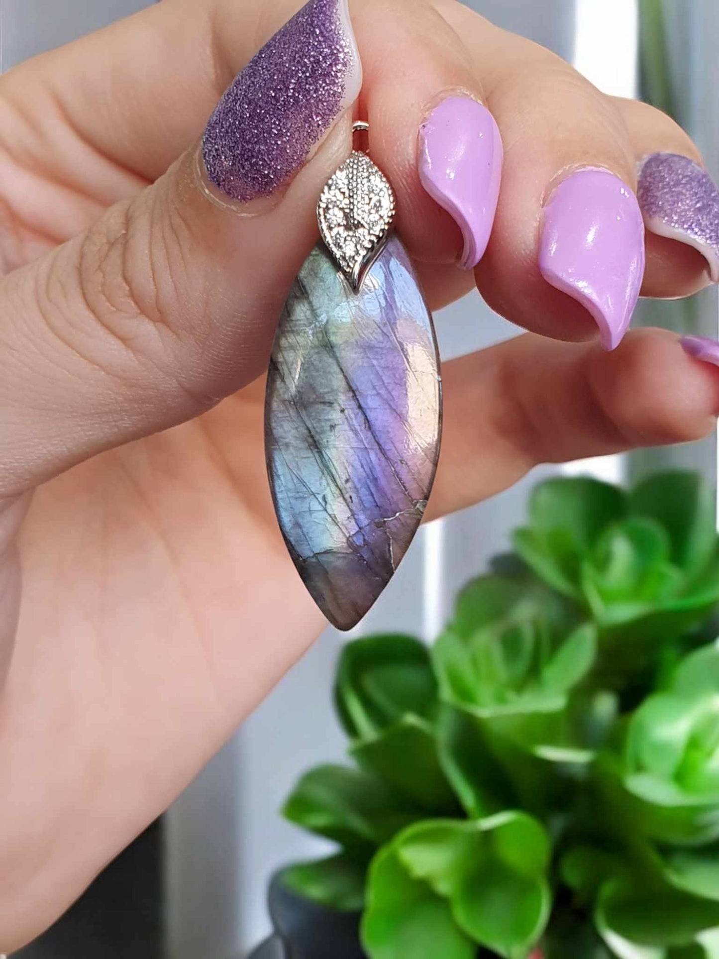 Pendentif en Labradorite – Reflets Changeants et Design Élégant
