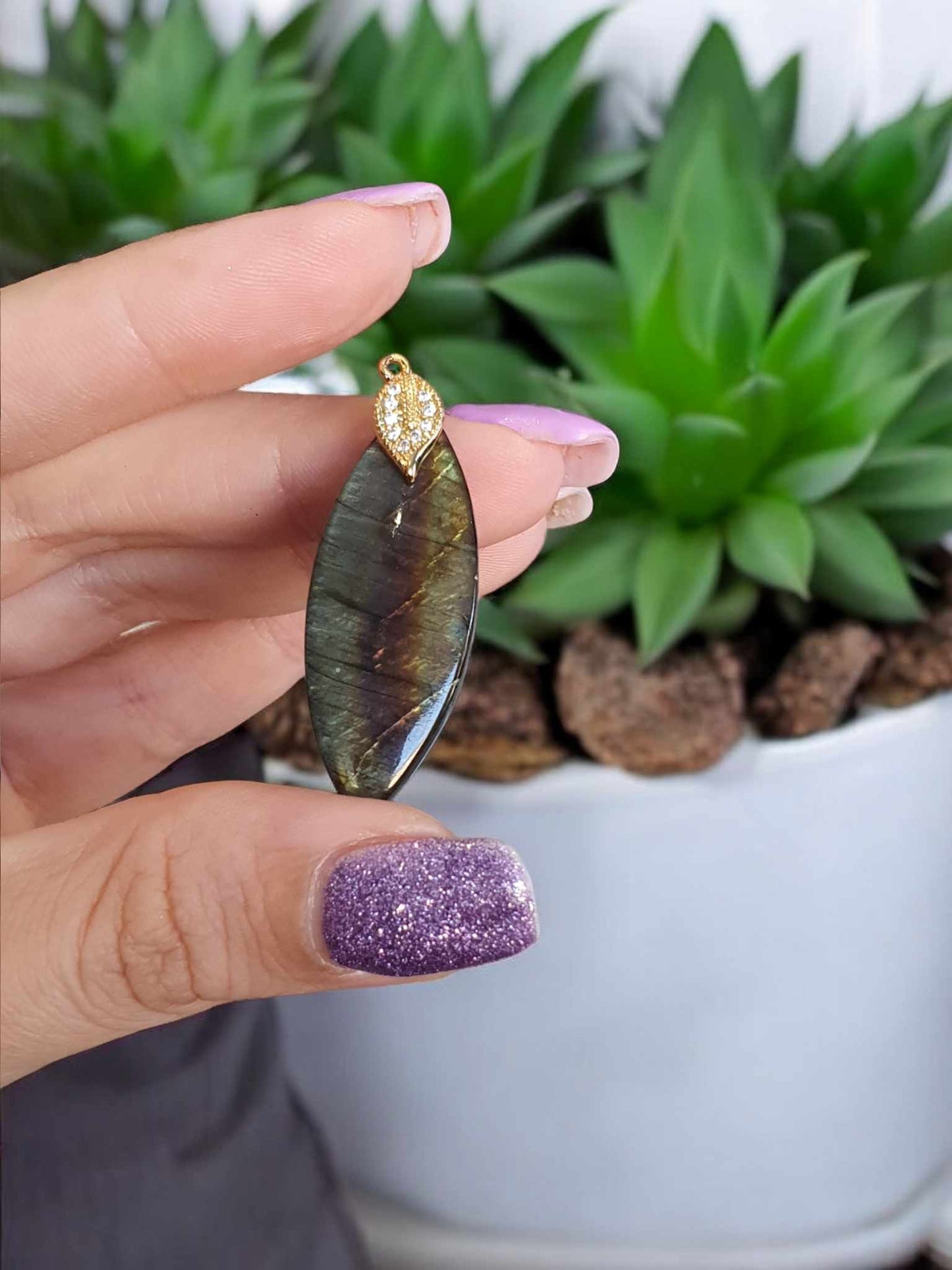 Pendentif en Labradorite – Reflets Changeants et Design Élégant