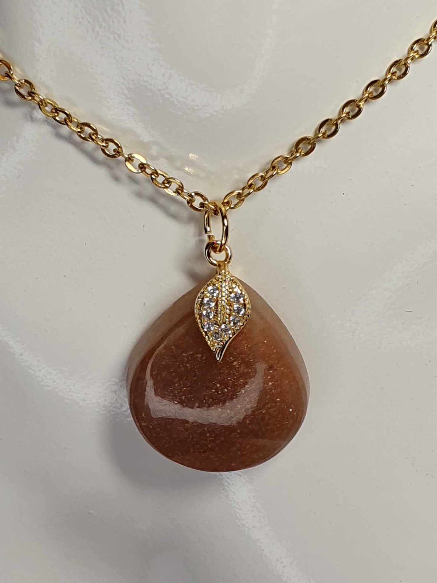 Pendentif en Pierre du Soleil : Élégance et Énergie Positive