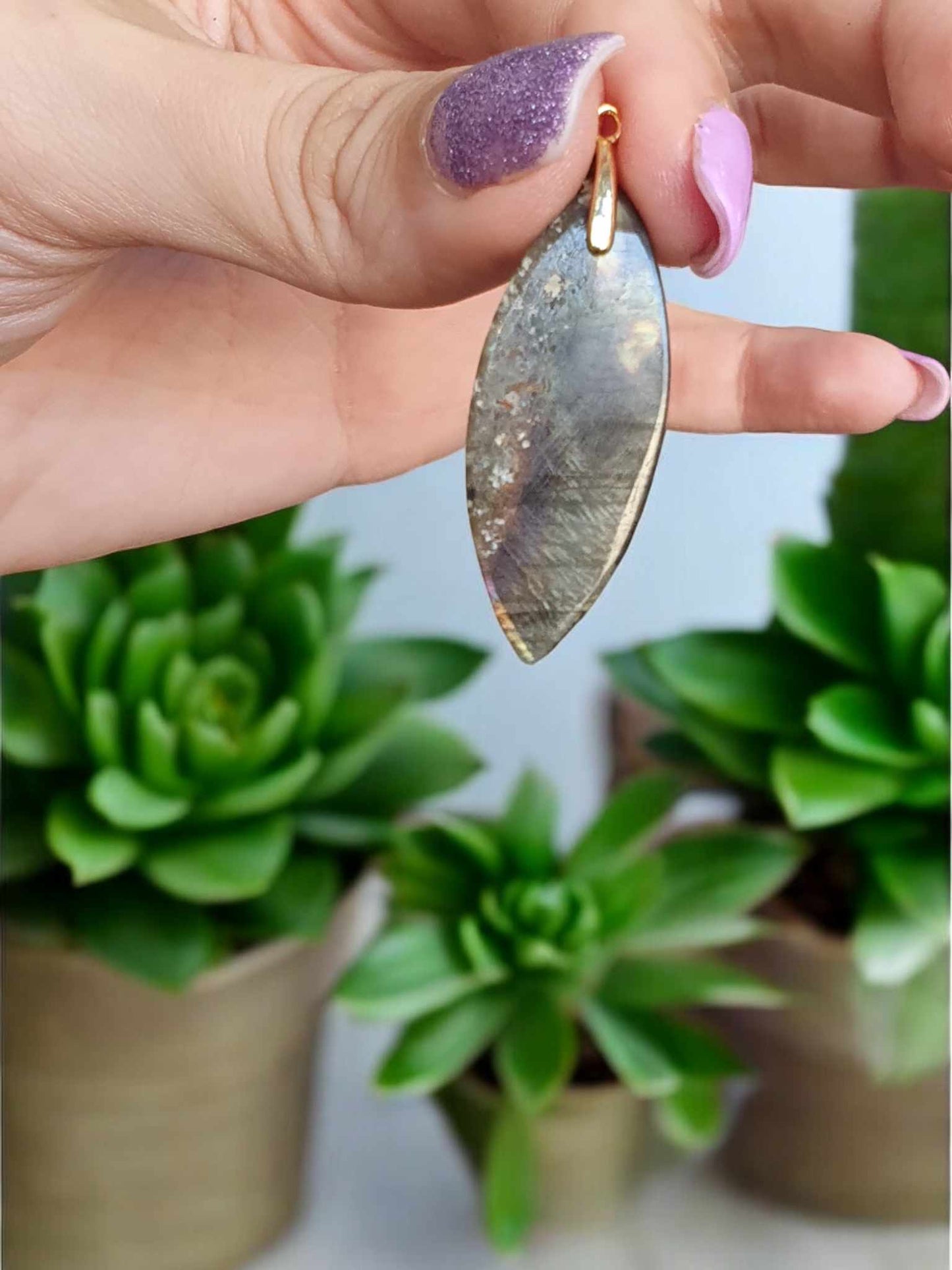 Pendentif en Labradorite – Reflets Changeants et Design Élégant