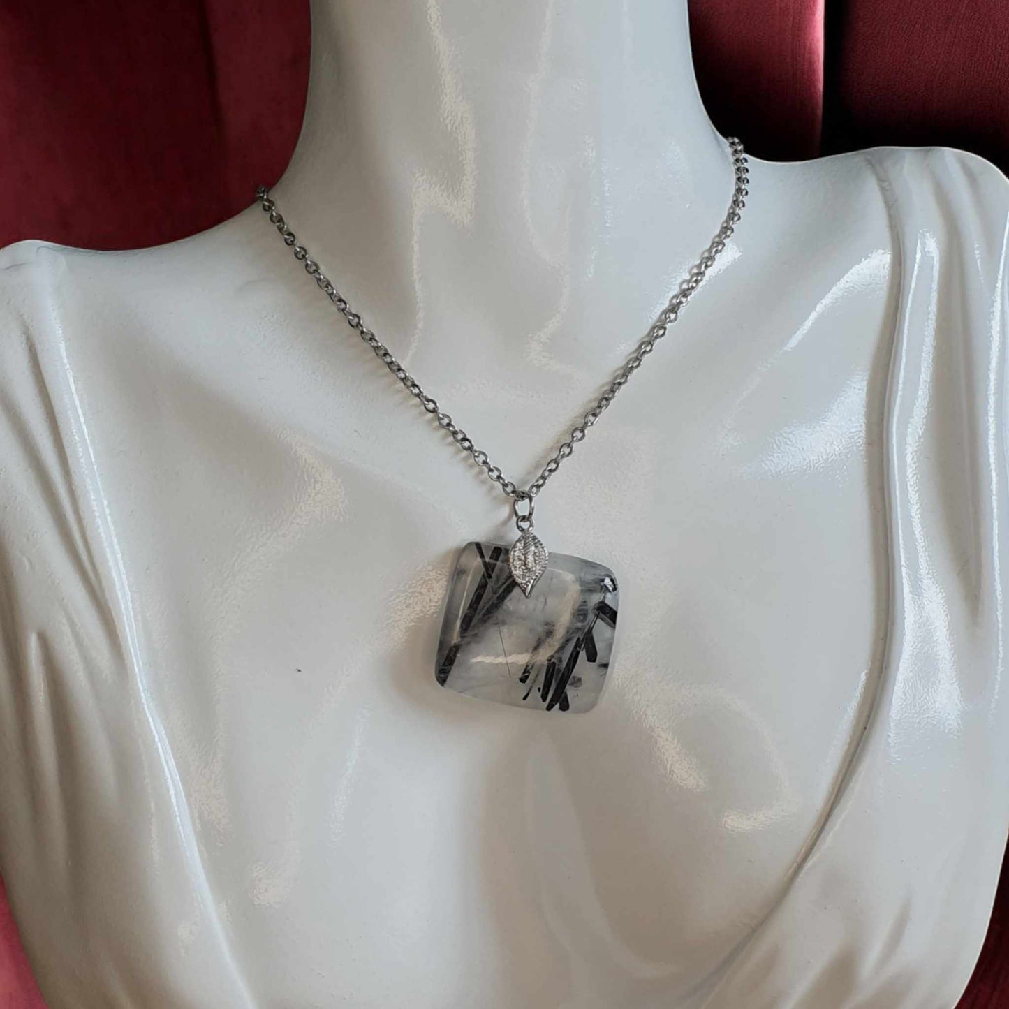 Pendentif en Quartz Tourmaliné : Éclat et Protection Élégant