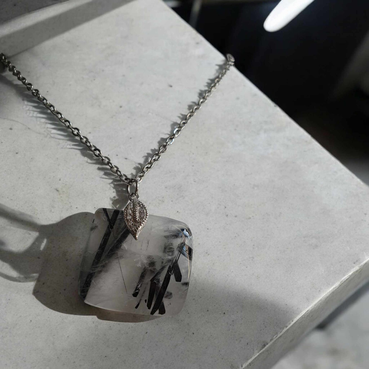 Pendentif en Quartz Tourmaliné : Éclat et Protection Élégant