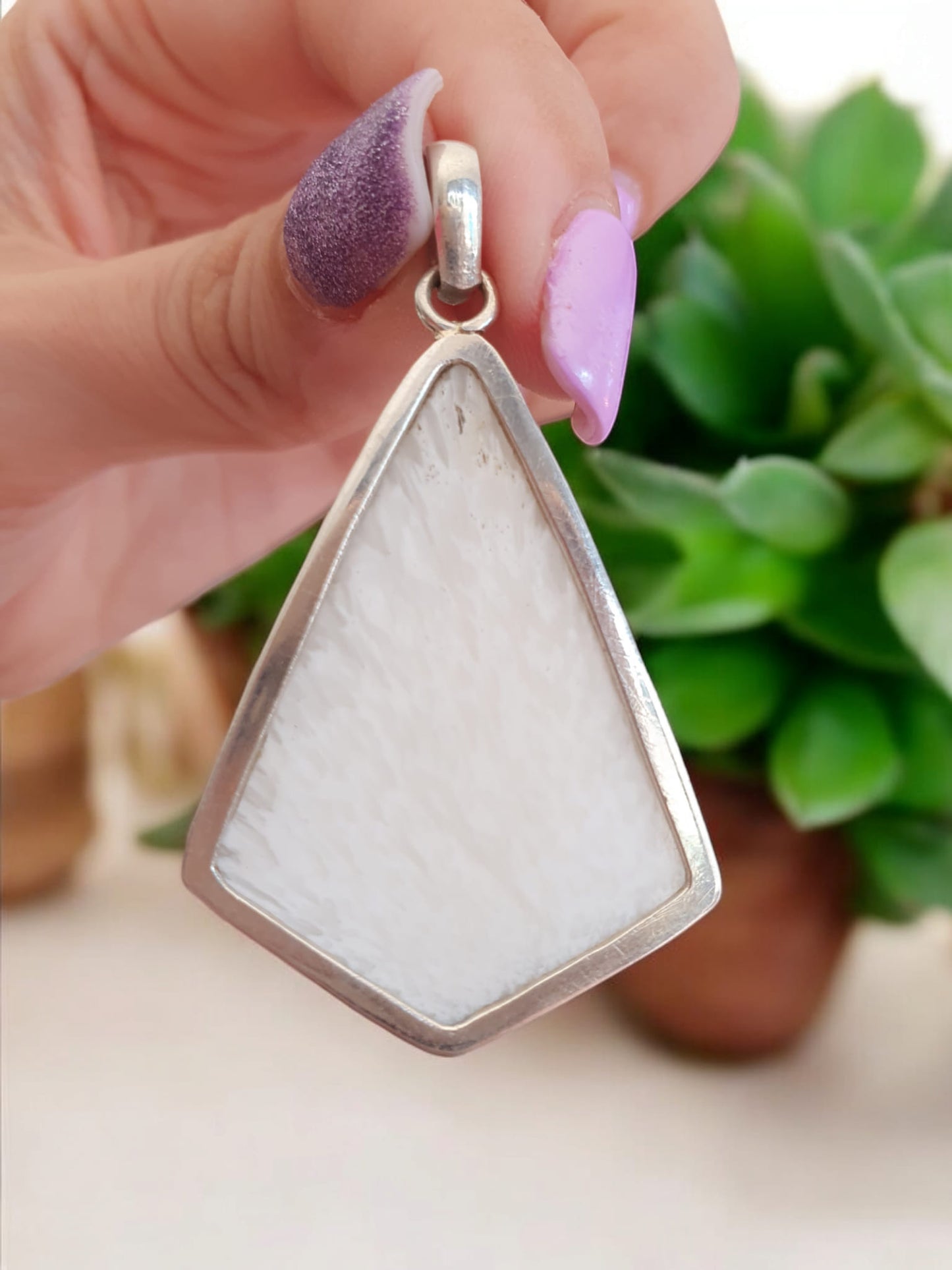 Pendentif en Scolécite cerclé d'Argent 925 : Une Alliance d'Élégance et de Bien-Être
