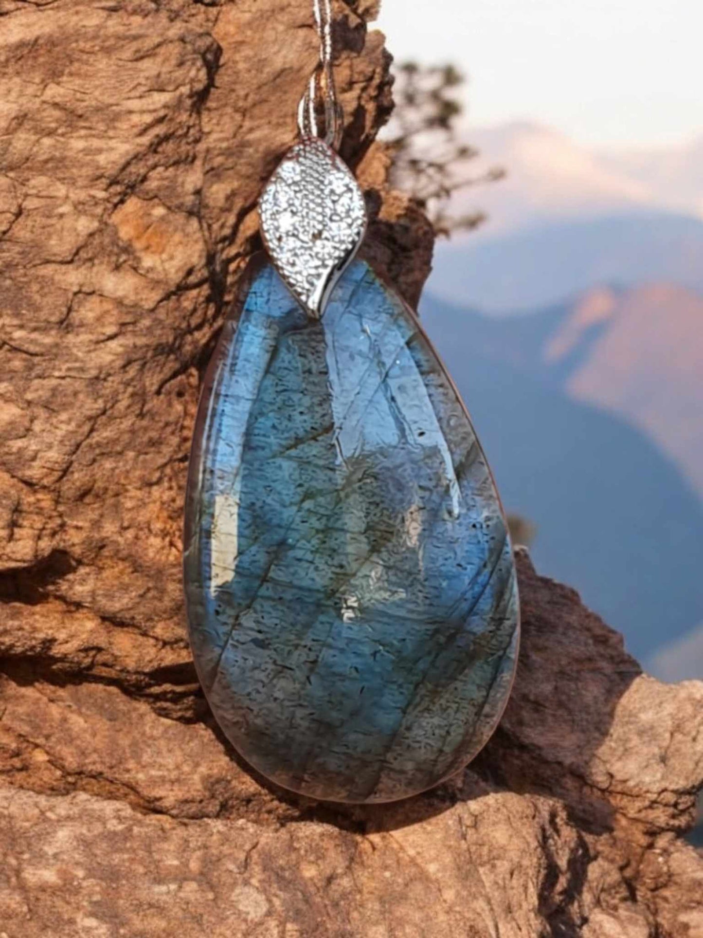 Pendentif en Labradorite – Reflets Bleus et Violets Profonds