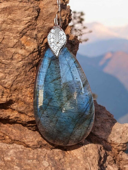 Pendentif en Labradorite – Reflets Bleus et Violets Profonds