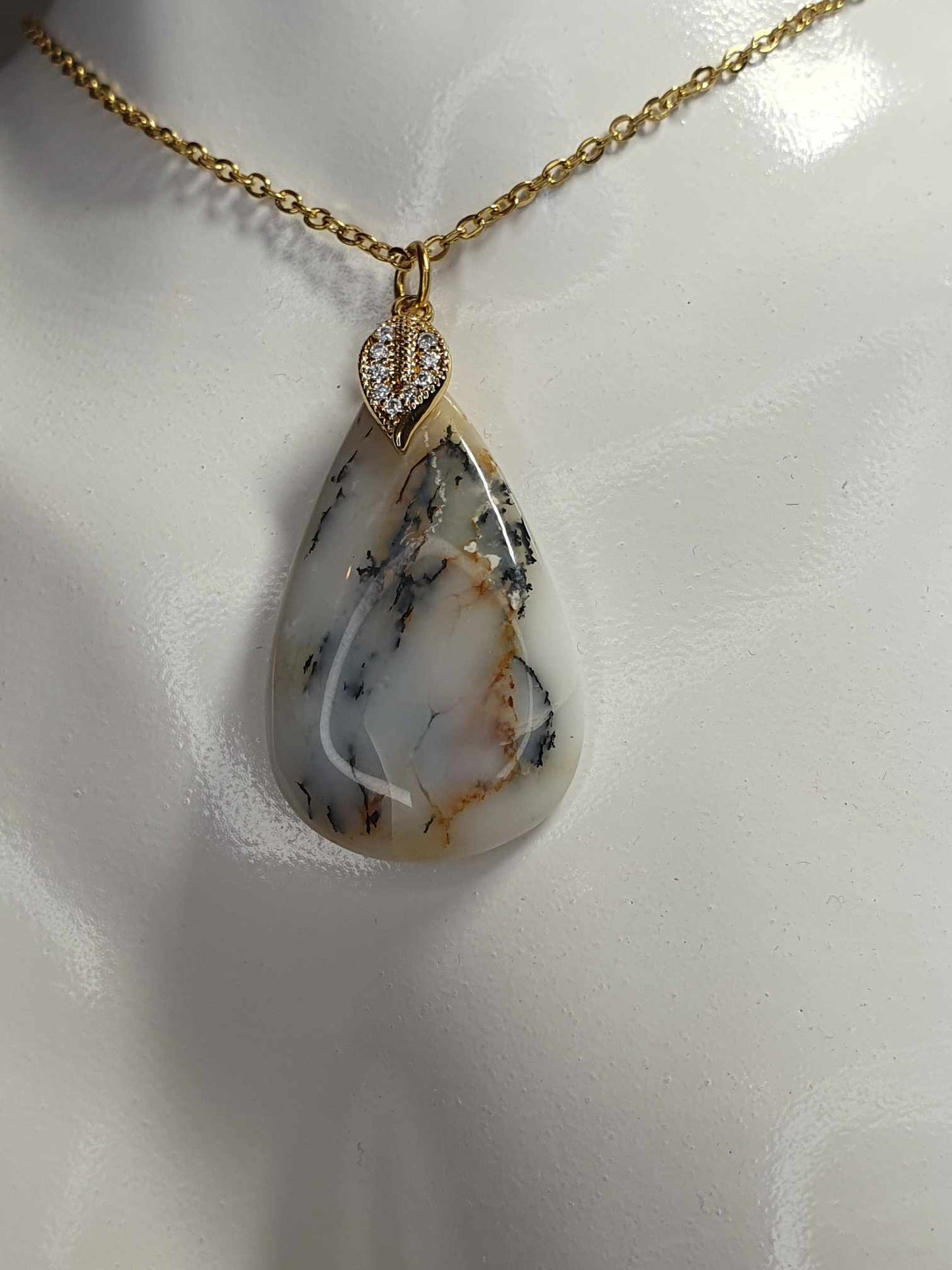 Pendentif en Agate Dendritique : Élégance et Vertus au Naturel