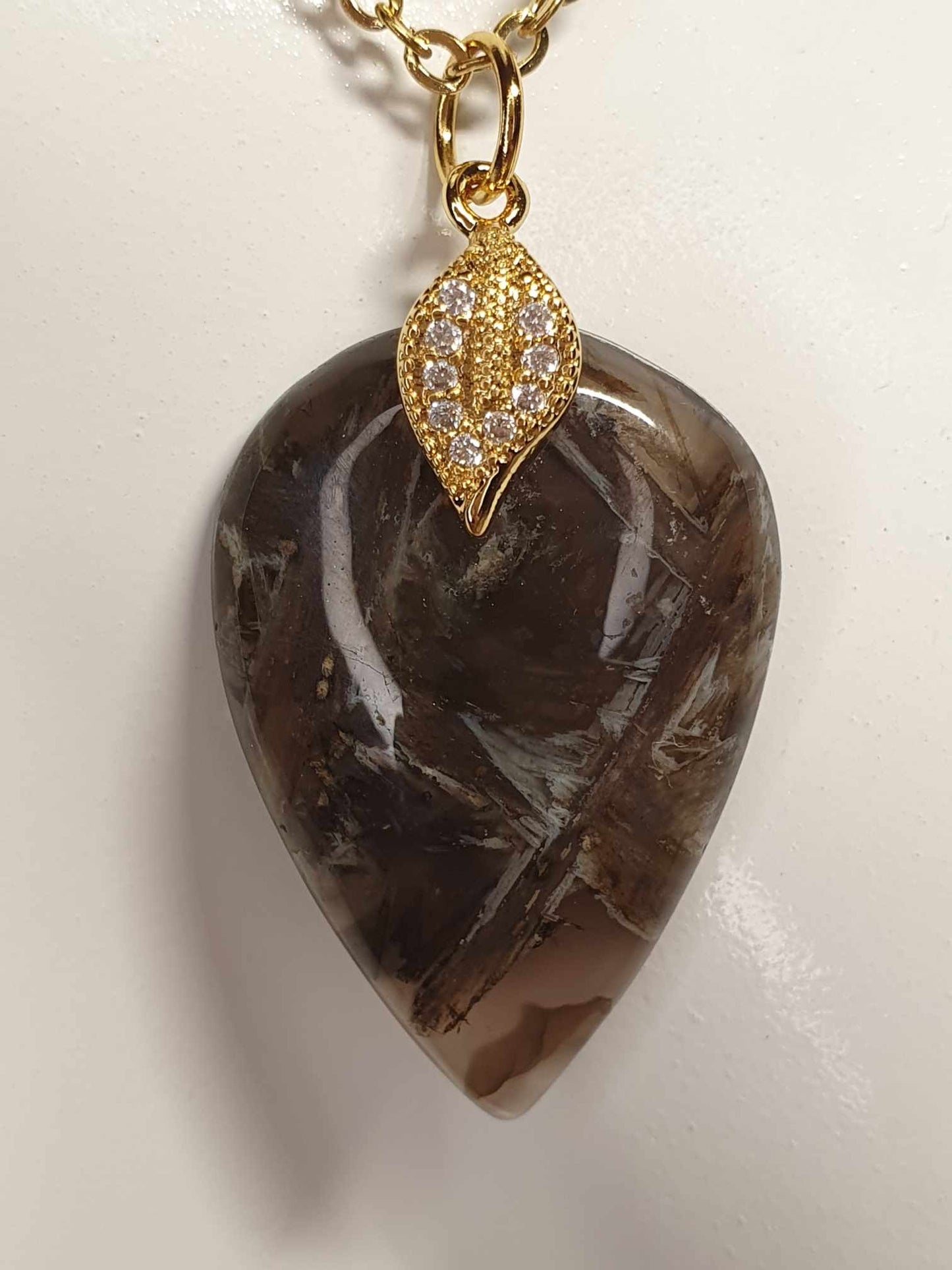Pendentif en Agate Montana : Élégance et Harmonie au Naturel