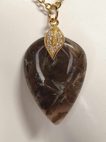 Pendentif en Agate Montana : Élégance et Harmonie au Naturel