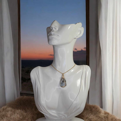 Pendentif en Agate Dendritique : Élégance et Vertus au Naturel