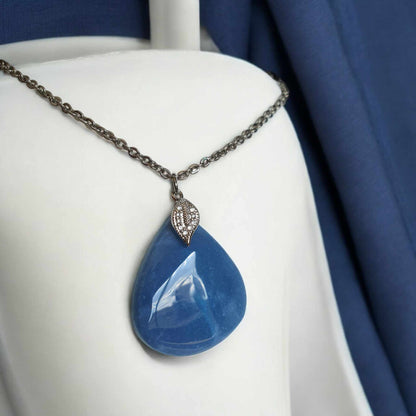 Pendentif en Calcédoine Bleue - Équilibre et Élégance