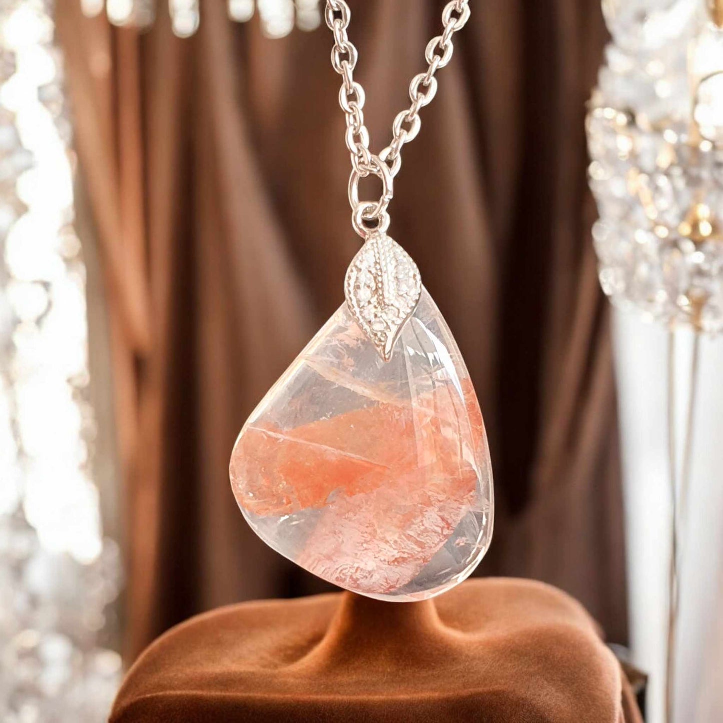 Pendentif en Quartz Hématoïde : Pureté et Énergie Revitalisante