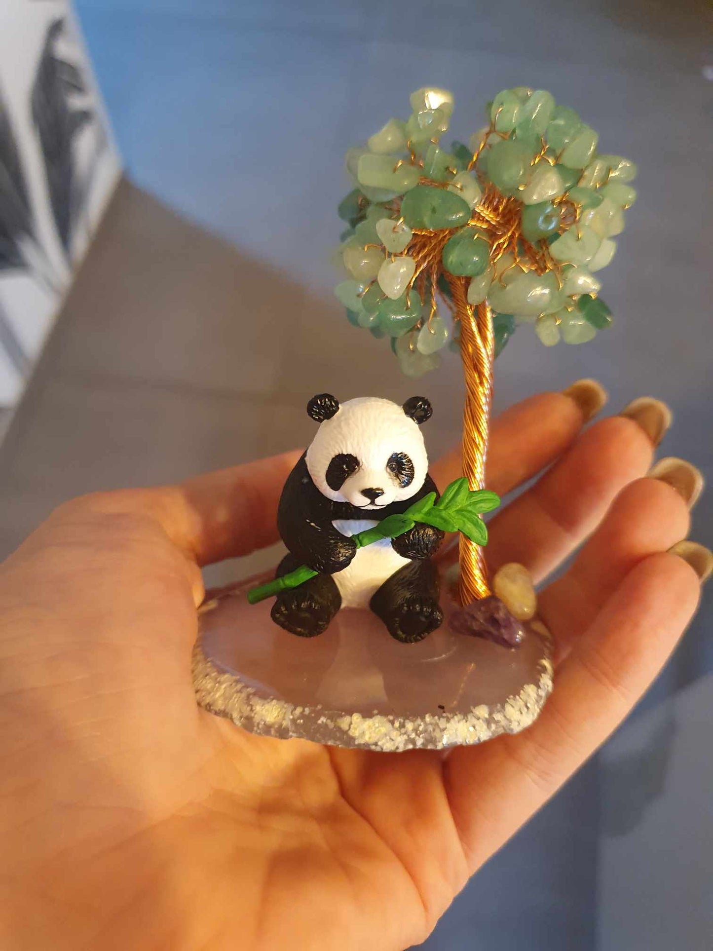 Mini sculpture décorative – Panda et Arbre en aventurine verte sur base en agate