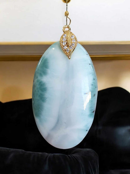 Pendentif en Larimar-Forme Ovale Sublimé par une Bélière en Plaqué Or avec Strass