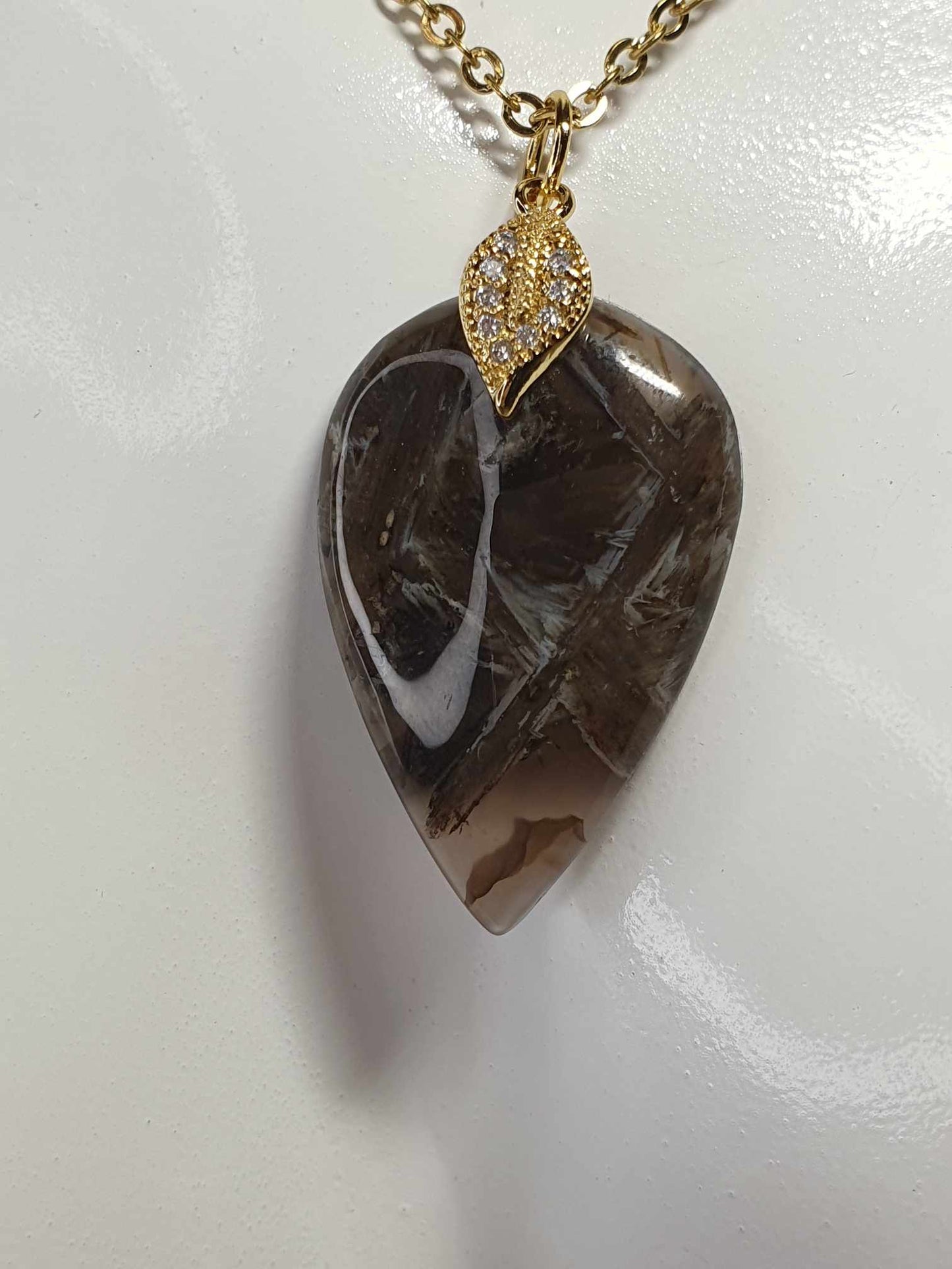 Pendentif en Agate Montana : Élégance et Harmonie au Naturel