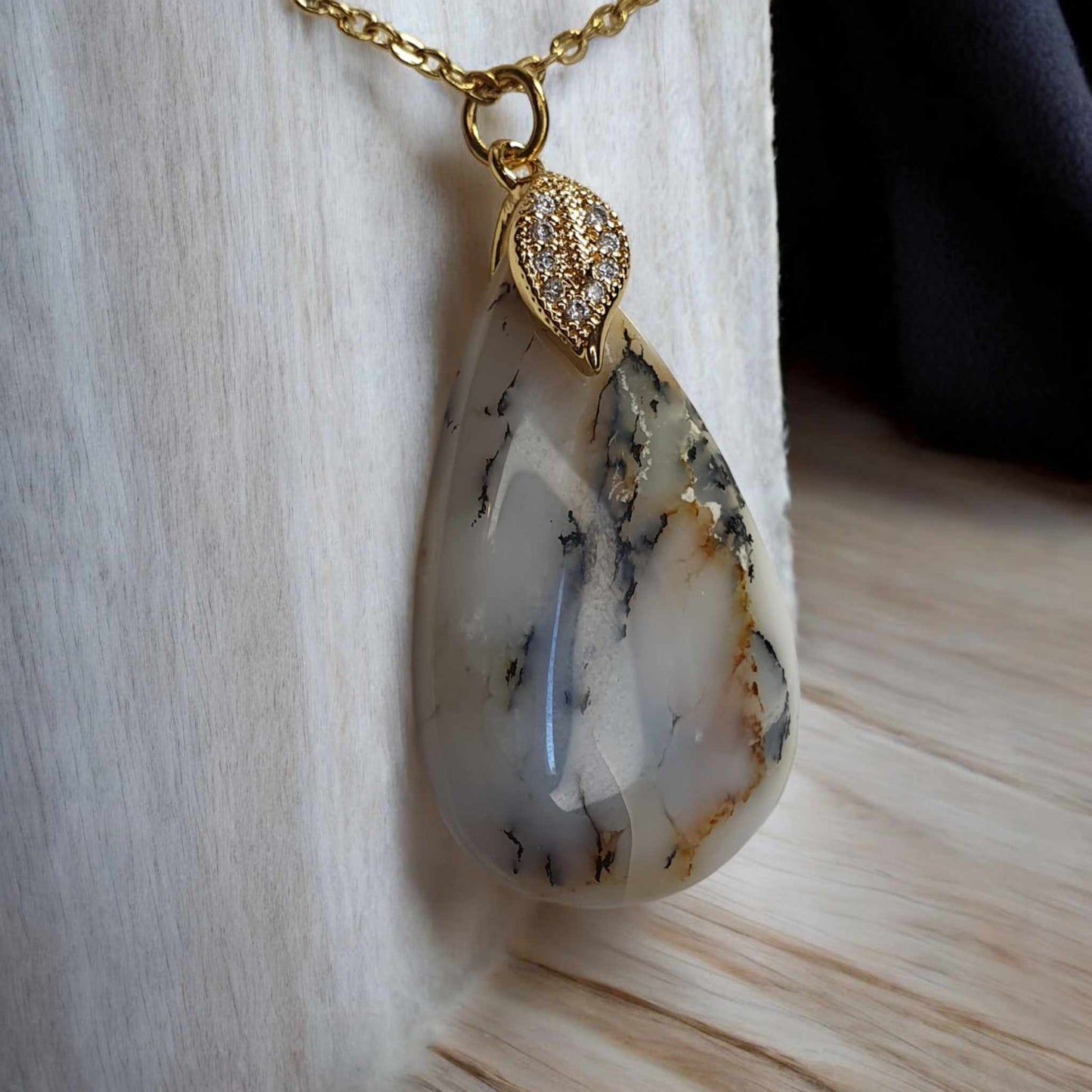 Pendentif en Agate Dendritique : Élégance et Vertus au Naturel