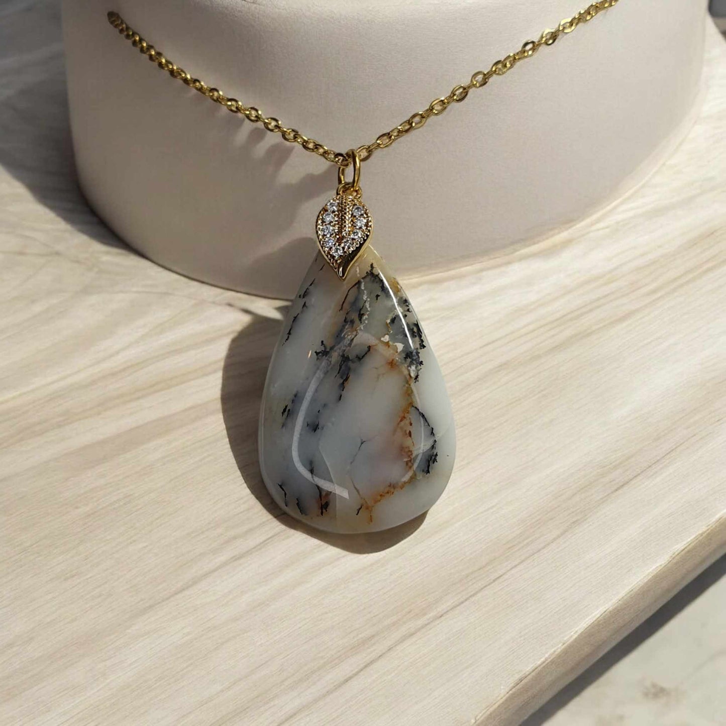 Pendentif en Agate Dendritique : Élégance et Vertus au Naturel