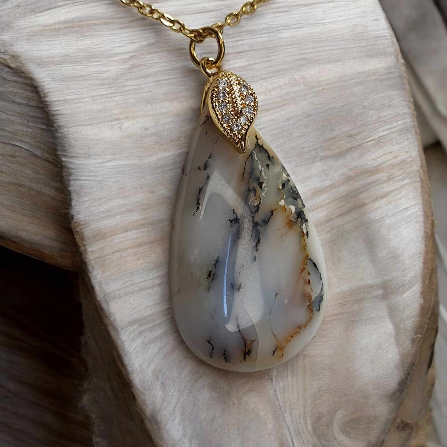 Pendentif en Agate Dendritique : Élégance et Vertus au Naturel