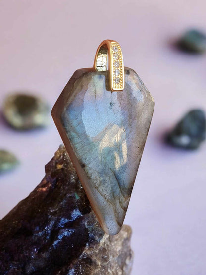 Pendentif en Labradorite – Forme de Bouclier aux Reflets Multicolores Clairs