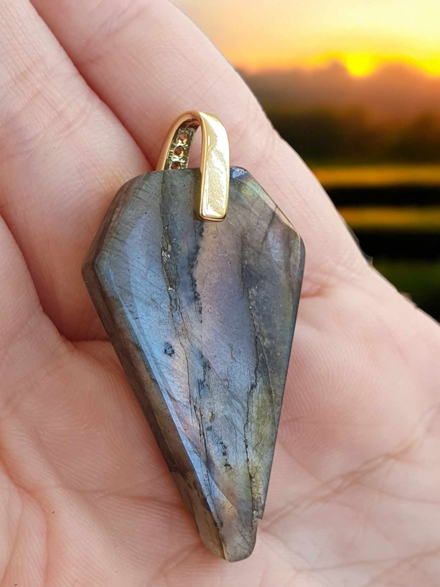 Pendentif en Labradorite – Forme de Bouclier aux Reflets Multicolores Clairs