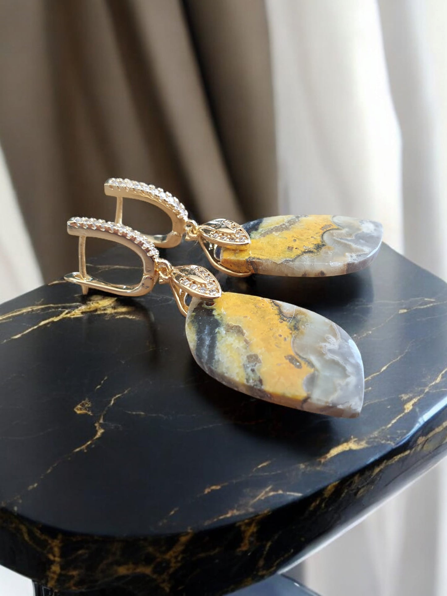 Boucles d'Oreilles en Jaspe Bumblebee : Équilibre, Élégance, Histoire et Légèreté