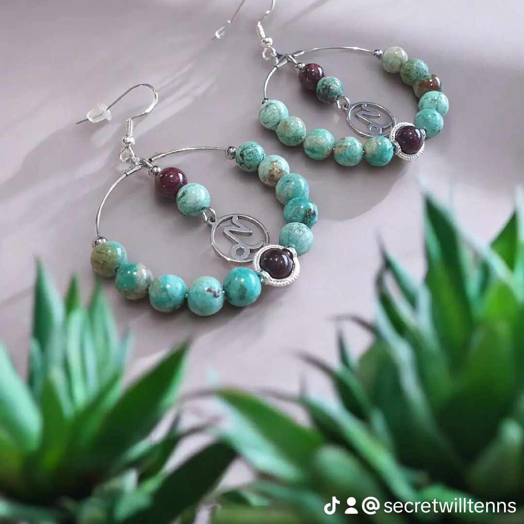 Créoles Capricorne : Élégance et Équilibre en Turquoise Africaine et Grenat