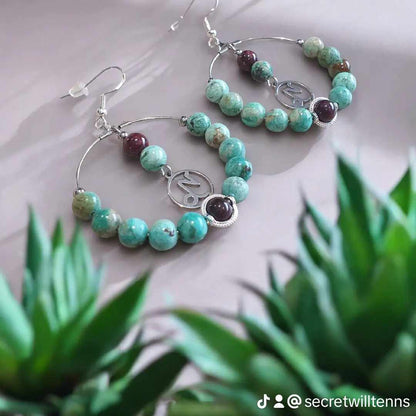 Créoles Capricorne : Élégance et Équilibre en Turquoise Africaine et Grenat
