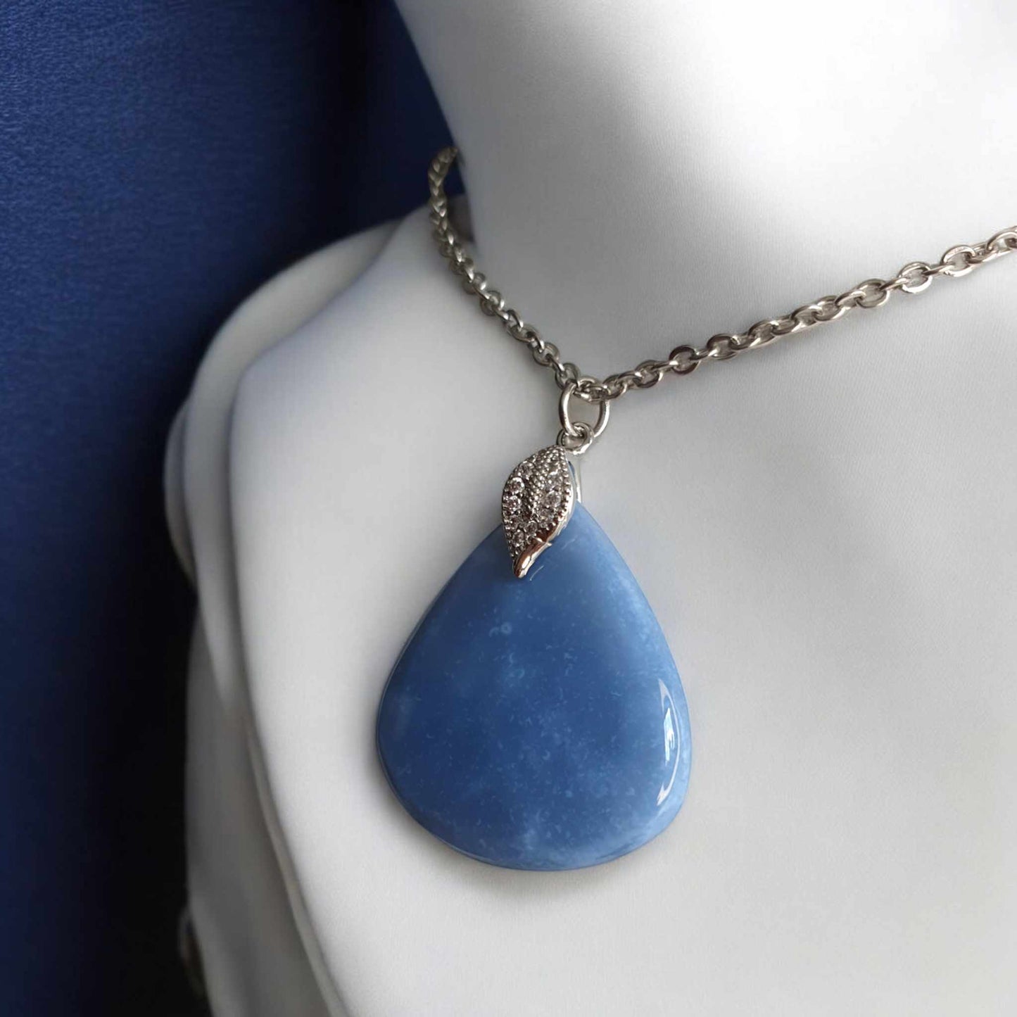 Pendentif en Calcédoine Bleue - Équilibre et Élégance