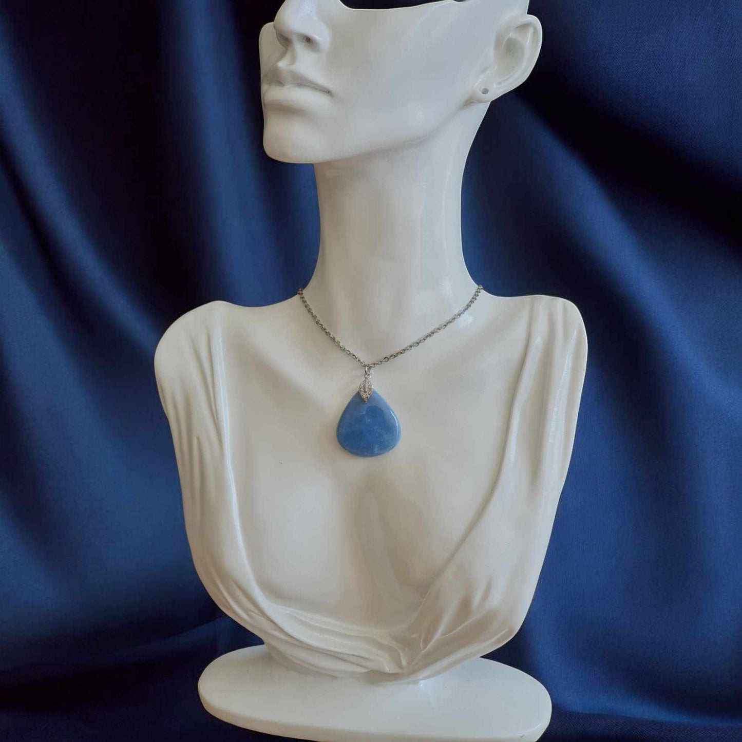 Pendentif en Calcédoine Bleue - Équilibre et Élégance
