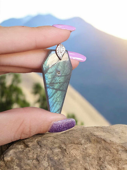 Pendentif en Labradorite – Forme de Cercueil avec Bélière Feuille en Plaqué Argen
