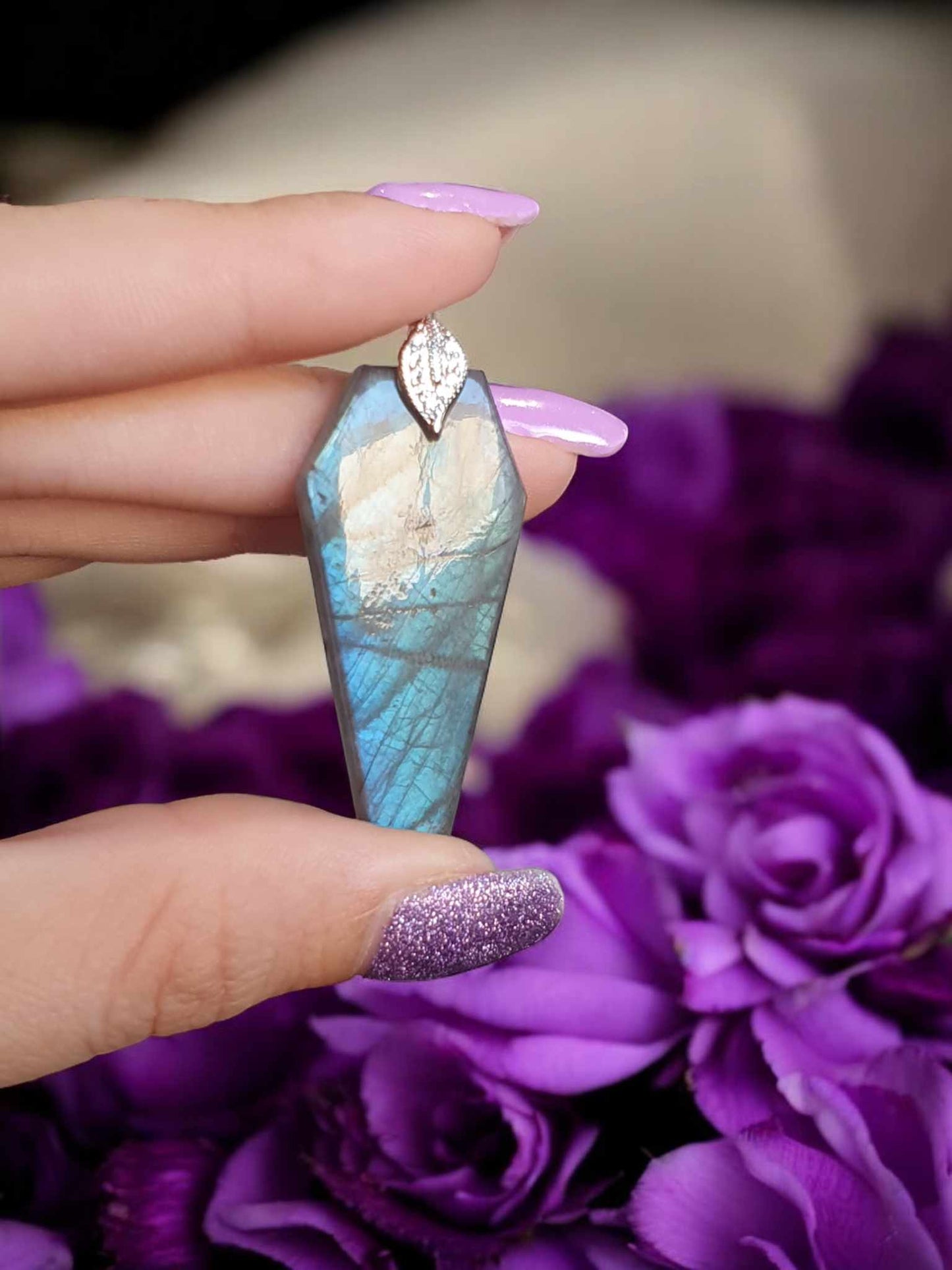 Pendentif en Labradorite – Forme de Cercueil avec Bélière Feuille en Plaqué Argen
