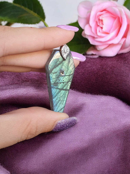 Pendentif en Labradorite – Forme de Cercueil avec Bélière Feuille en Plaqué Argen