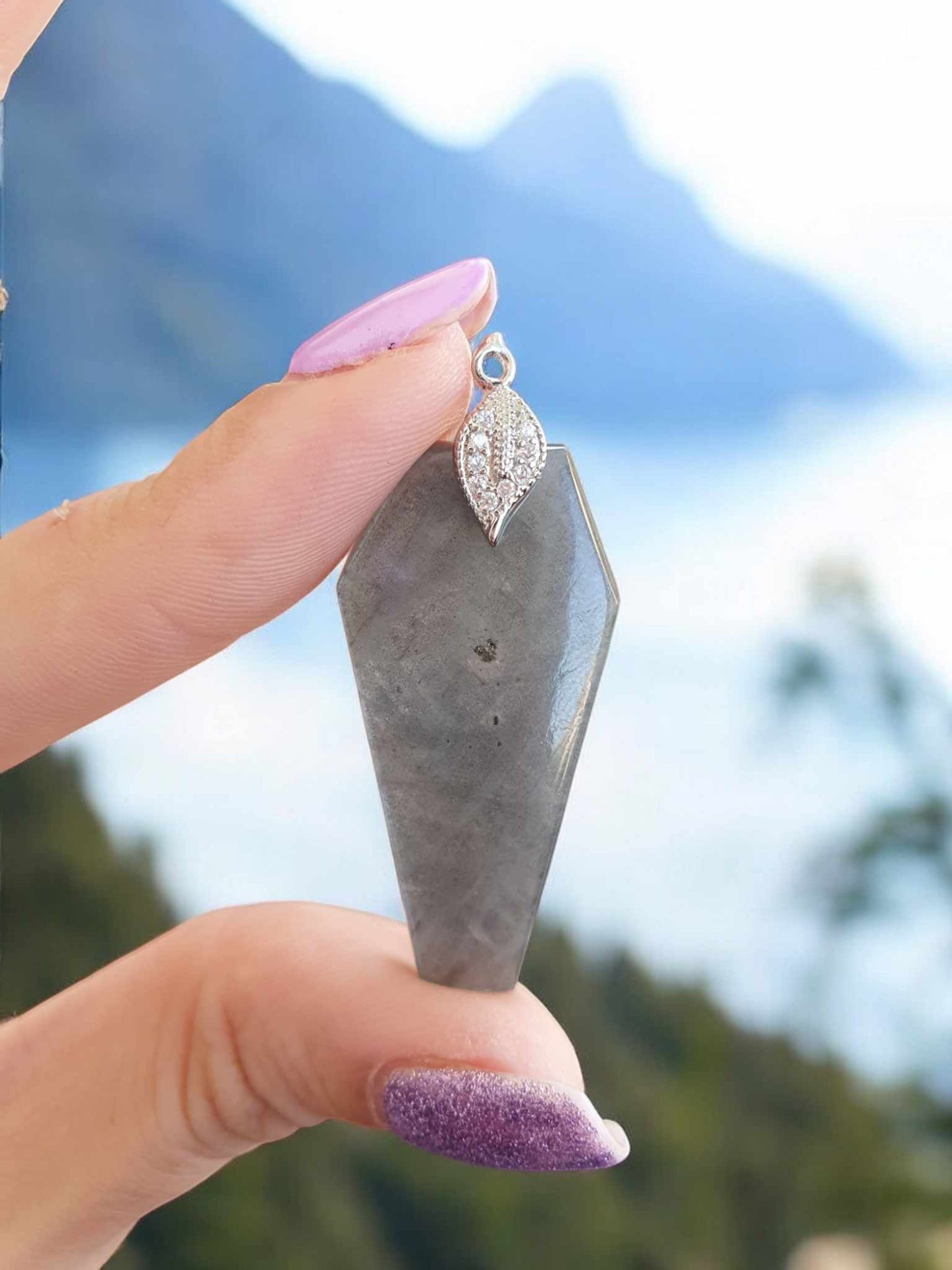 Pendentif en Labradorite – Forme de Cercueil avec Bélière Feuille en Plaqué Argen
