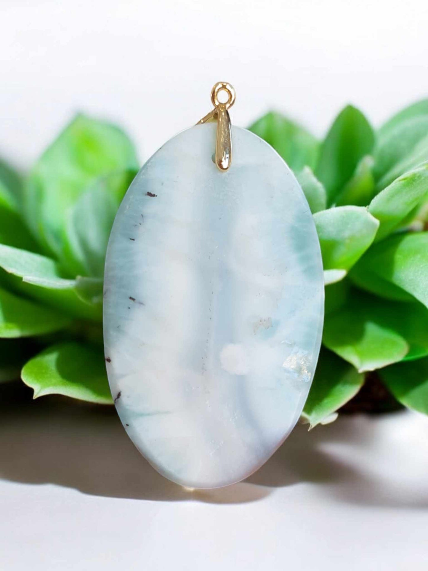 Pendentif en Larimar-Forme Ovale Sublimé par une Bélière en Plaqué Or avec Strass
