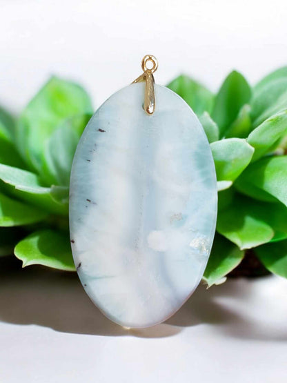 Pendentif en Larimar-Forme Ovale Sublimé par une Bélière en Plaqué Or avec Strass