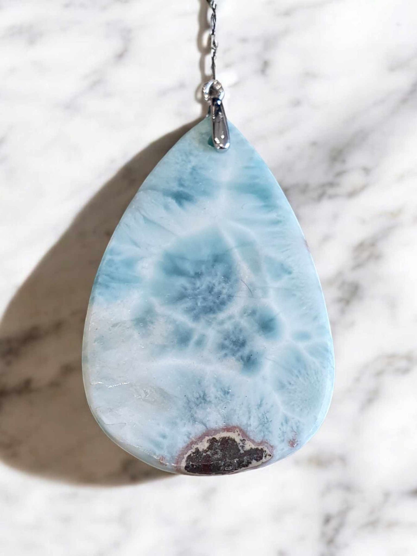 Pendentif en Larimar – Forme de Goutte avec Bélière en Plaqué Argent
