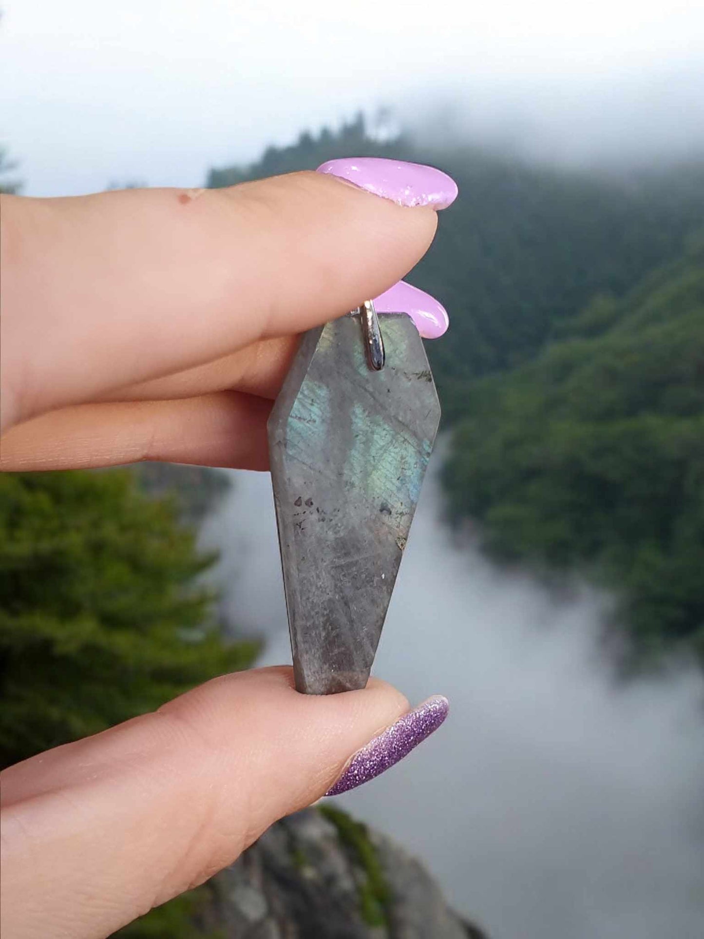 Pendentif en Labradorite – Forme de Cercueil avec Bélière Feuille en Plaqué Argen