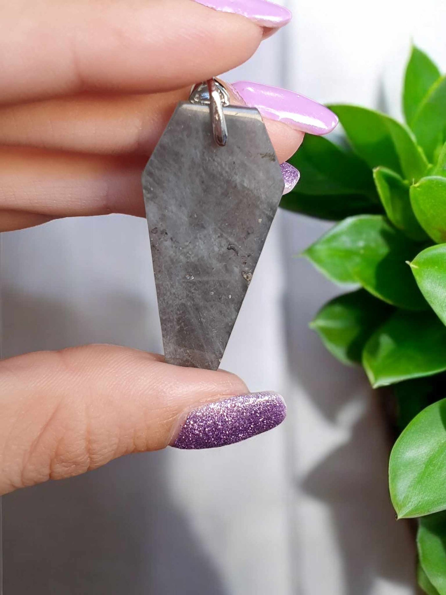Pendentif en Labradorite – Forme de Cercueil avec Bélière Feuille en Plaqué Argen