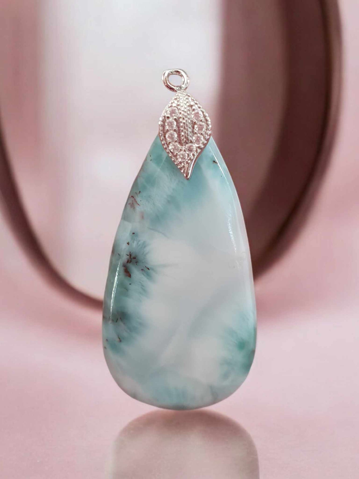 Pendentif en Larimar – Forme de Goutte Allongée avec Bélière en Plaqué Argent strass