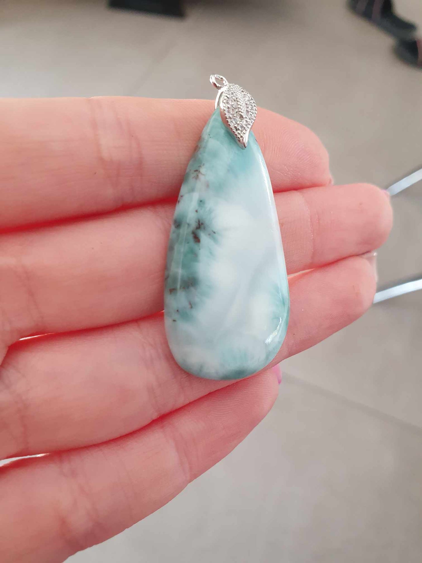 Pendentif en Larimar – Forme de Goutte Allongée avec Bélière en Plaqué Argent strass