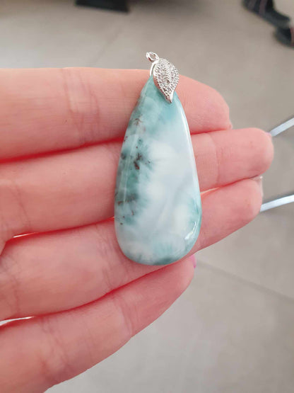 Pendentif en Larimar – Forme de Goutte Allongée avec Bélière en Plaqué Argent strass