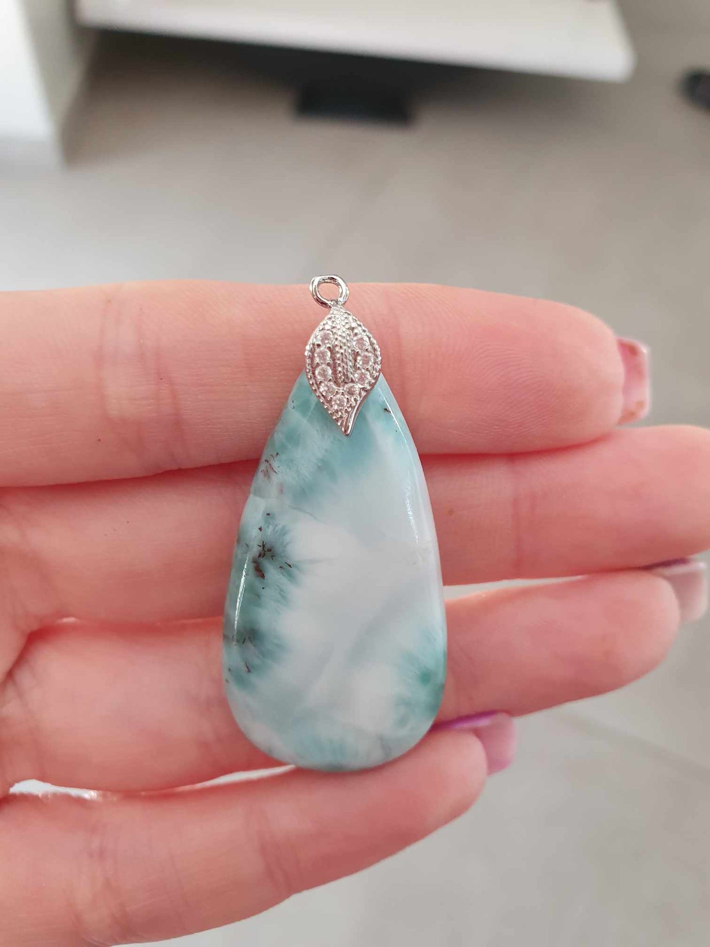 Pendentif en Larimar – Forme de Goutte Allongée avec Bélière en Plaqué Argent strass