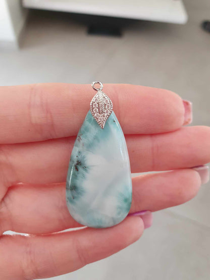 Pendentif en Larimar – Forme de Goutte Allongée avec Bélière en Plaqué Argent strass