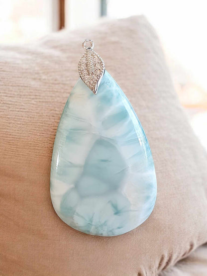 Pendentif en Larimar – Forme de Goutte avec Bélière en Plaqué Argent