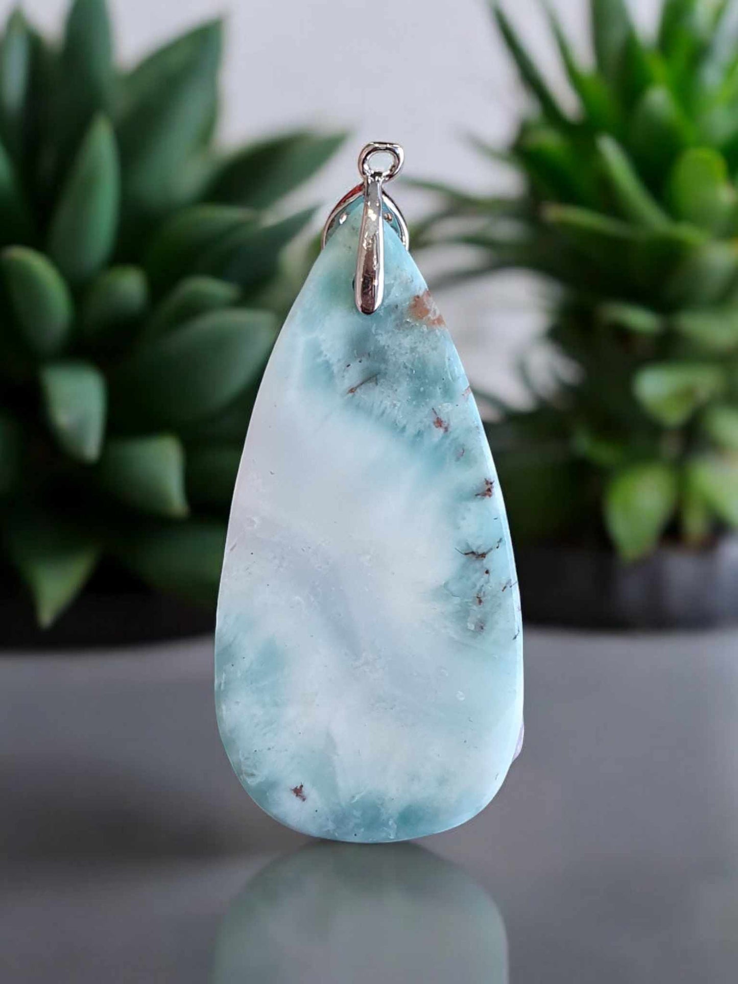 Pendentif en Larimar – Forme de Goutte Allongée avec Bélière en Plaqué Argent strass